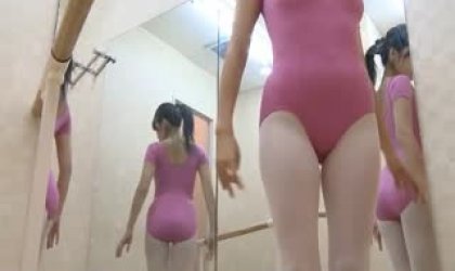 漂亮妹纸跳芭蕾舞后台更衣室换衣服 大屁股高叉勒进屁沟的内