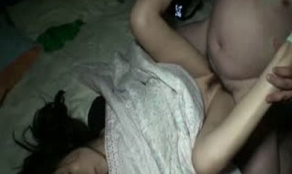 为了升职猥琐男竟把自己高挑漂亮的女友故意弄晕让自己的领导尽情享受啪啪自己还在一边拍摄