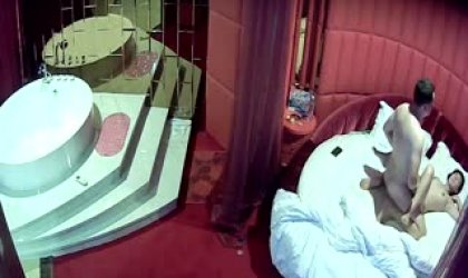 啪啪非常会玩的一对还不时拿手机出来