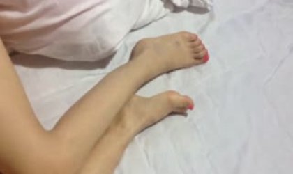 真实系列夜店认识的2个风骚漂亮的美女少妇几杯酒下去就不省人事了酒店轮流玩 有个还是少见的馒