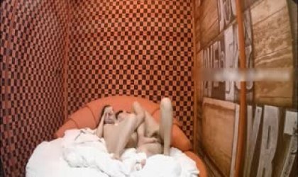 主题酒店偷拍逼毛旺盛的长发美女不到3个小时就被情人了2次男的真会玩鸡巴要多长