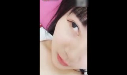 萌萌的妹子主播看起来年纪不大但是身材还是很棒的把毛刮的很干净逼