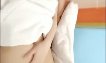 滴士司机带萝莉主播柠檬K门口勾搭了几个小青年开房淫 