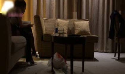 康先生在沙发茶几上狂干江苏高挑黑丝性感美女王悠悠