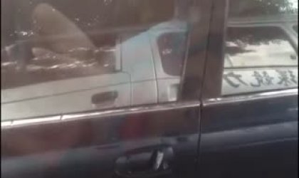 超疯狂广州1对男女大白天在马路边脱光车震旁边车里人一直在