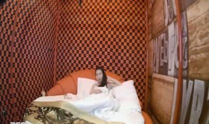 情侣啪啪完来了个貌似等炮友的淫妹子把这当成游乐园了在