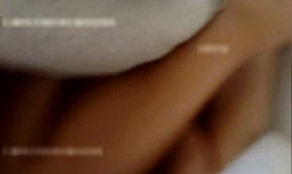 漂亮美女正和闺蜜打电话讲到一半时被男友拉到房间操B刚开始干发现在拍摄躲被窝里不出来了想尽一切办法最终干了