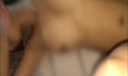 气质美女被男友无套插入有点害羞捂嘴呻吟