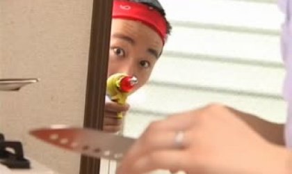 正在厨房内切菜的美女人妻被邻居用时间停止枪给定住了 