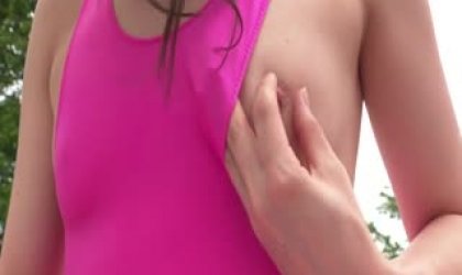 在露天游泳池穿比基尼的漂亮美女玩自