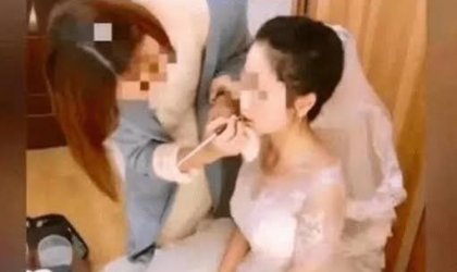 新娘扮演者与桌角发生了