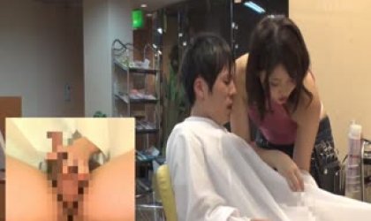 理发店的美女理发师和男