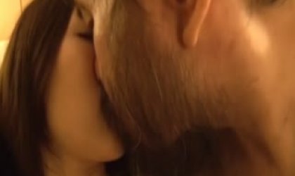 绝美人妻家中被丈夫下药后 丈夫让全身是毛的男人与妻子发