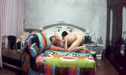 中年夫妻趁孩子睡著了來打炮 各種姿