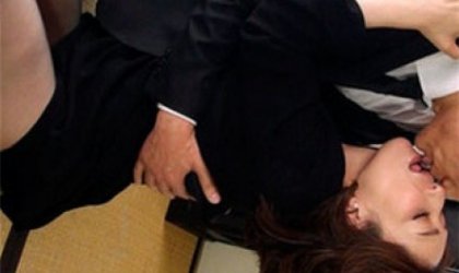 喪服の奥から_愛液が溢れる黖陰部_ シリ