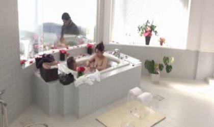 性欲に火がついた2人は旦那がすぐ侧にいるにも