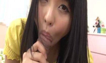 可爱的黑发黄衣美女卧室内喜欢吃巨