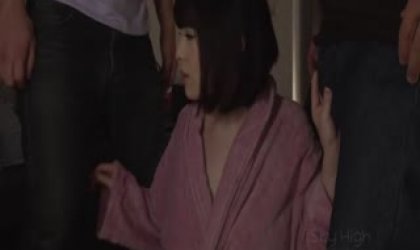 强盗绑架美女被两男一女精液射嘴里丰满的