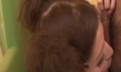 ubasa Ahara 显示她性感的身体同时给