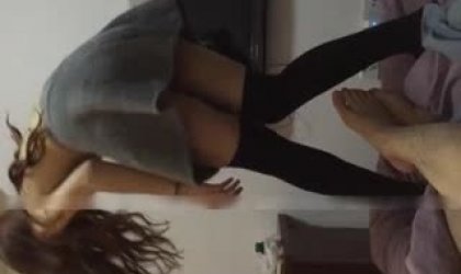 儿子没几次 他爸一出门 直接把妈妈按倒在 猴急的举着鸡巴往妈妈逼里捅还半