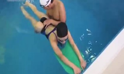 番号 073016220 游泳比赛中的捕获游戏 抓到谁