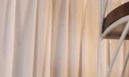 两个穿的很暴露的丝袜女在家