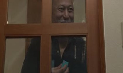 性感丰满少妇偷偷的在厨房自慰被男人碰见在房