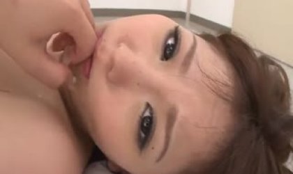 极品可爱的美女在教室内被多人轮