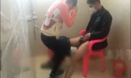 老婆饥渴求操 椅子上舔逼 张开双腿连续抽插 內射中出白浆流