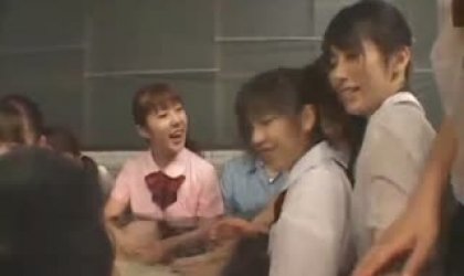 多位可爱的学生小可爱女孩穿着衣服裤子在浴池中伺候