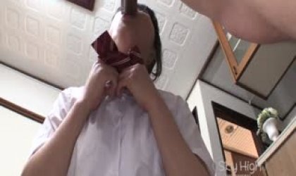 甜美的女生被两男子后入疼