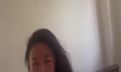 刚睡醒肚子饿的素颜美女直接拿着老公的大鸡巴疯狂的吃 这早餐