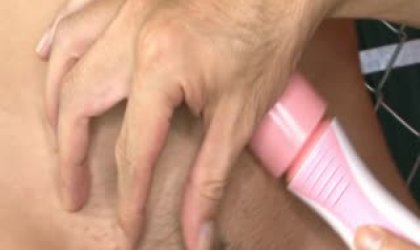 丰满的黑发小鸡脱掉她的比基